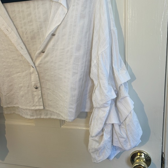 Fun white blouse - Picture 2 of 4